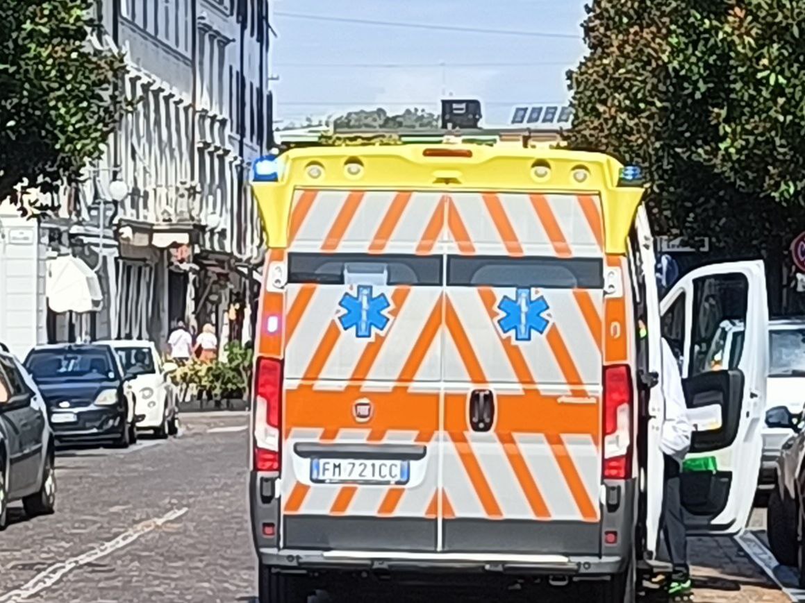 Scontro tra due auto sulla strada del Vallone, ferito in ospedale